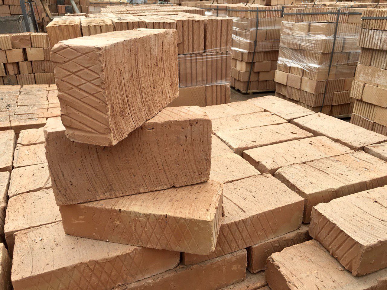 Керамічні блоки на складі